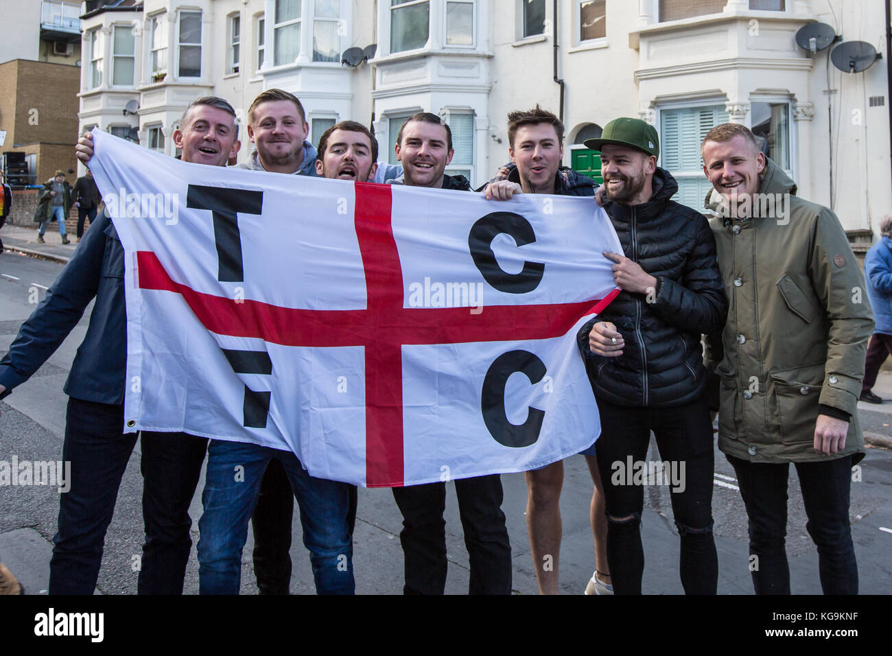 Londra, Regno Unito. 5 Novembre, 2017. Truro City fans che arrivano a valle per la FA Cup 1° Round gioco tra il Charlton Athletic e Truro City. Credito: David Rowe/Alamy Live News Foto Stock