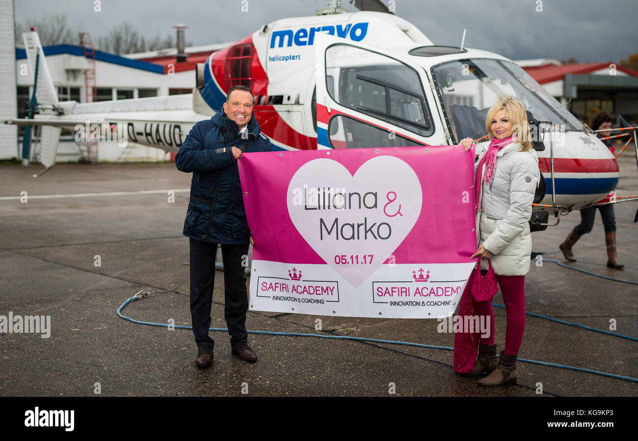 Oedheim, Germania. 5 Nov 2017. I due stondatori Marko Koenig (l) e sua moglie Liliana (r) si preparano per un volo, durante il quale si scambieranno i loro anelli di nozze dopo il loro matrimonio ufficiale ieri, presso l'aeroporto di Oedheim, Germania, 5 novembre 2017. La coppia vuole entrare nel Guinness dei primati con la cerimonia in aria. Credit: Christoph Schmidt/dpa/Alamy Live News Foto Stock