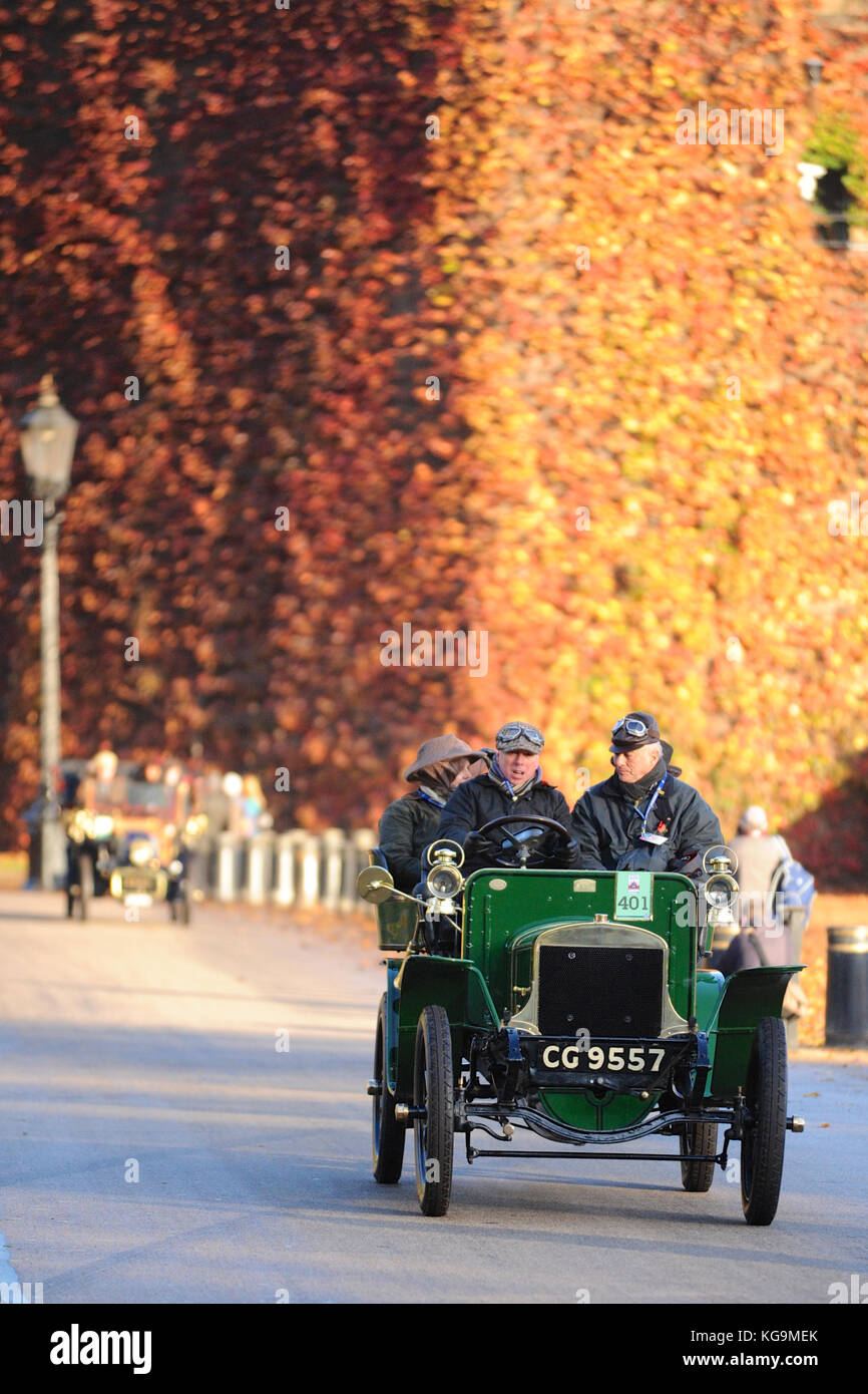 Londra, Regno Unito. 5 Novembre, 2017. Un 1904 Thornycroft Tonneau (proprietario: British Motor Museum) guida passato la sfilata delle Guardie a Cavallo, Londra centrale, durante l annuale Bonhams Londra a Brighton Veteran Car Run. 454 pre-1905 fabbricati veicoli hanno preso parte a questo anno di esecuzione che avviene ogni prima domenica del mese di novembre e commemora l'Emancipazione originale esecuzione del 14 novembre 1896. La prima corsa ha celebrato il passaggio nella legge di locomotori sull'autostrada Act, che ha alzato il limite di velocità per la " luce " locomotive da 4 mph a 14 mph e soppresso l'obbligo per questi veicoli per essere pre Foto Stock