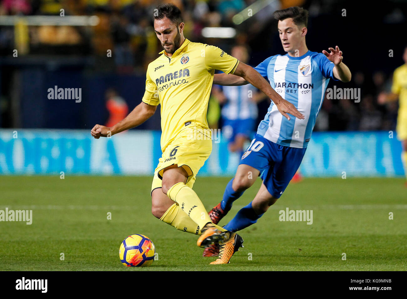 Villarreal, Spagna. 5 novembre 2017. Victor Ruiz (L) in azione contro Juan Pablo Anor Acosta, Juanpi di Malaga CF durante la partita spagnola della Liga tra Villarreal CF e Malaga CF allo Stadio la ceramica il 5 novembre 2017. Crediti: Gtres Información más Comuniación on line, S.L./Alamy Live News Foto Stock