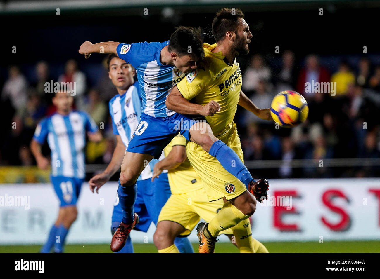Villarreal, Spagna. 5 novembre 2017. Juan Pablo Anor Acosta, Juanpi di Malaga CF (L) in azione contro Victor Ruiz di Villarreal CF durante la partita di Liga spagnola tra Villarreal CF e Malaga CF allo Stadio la ceramica il 5 novembre 2017. Crediti: Gtres Información más Comuniación on line, S.L./Alamy Live News Foto Stock