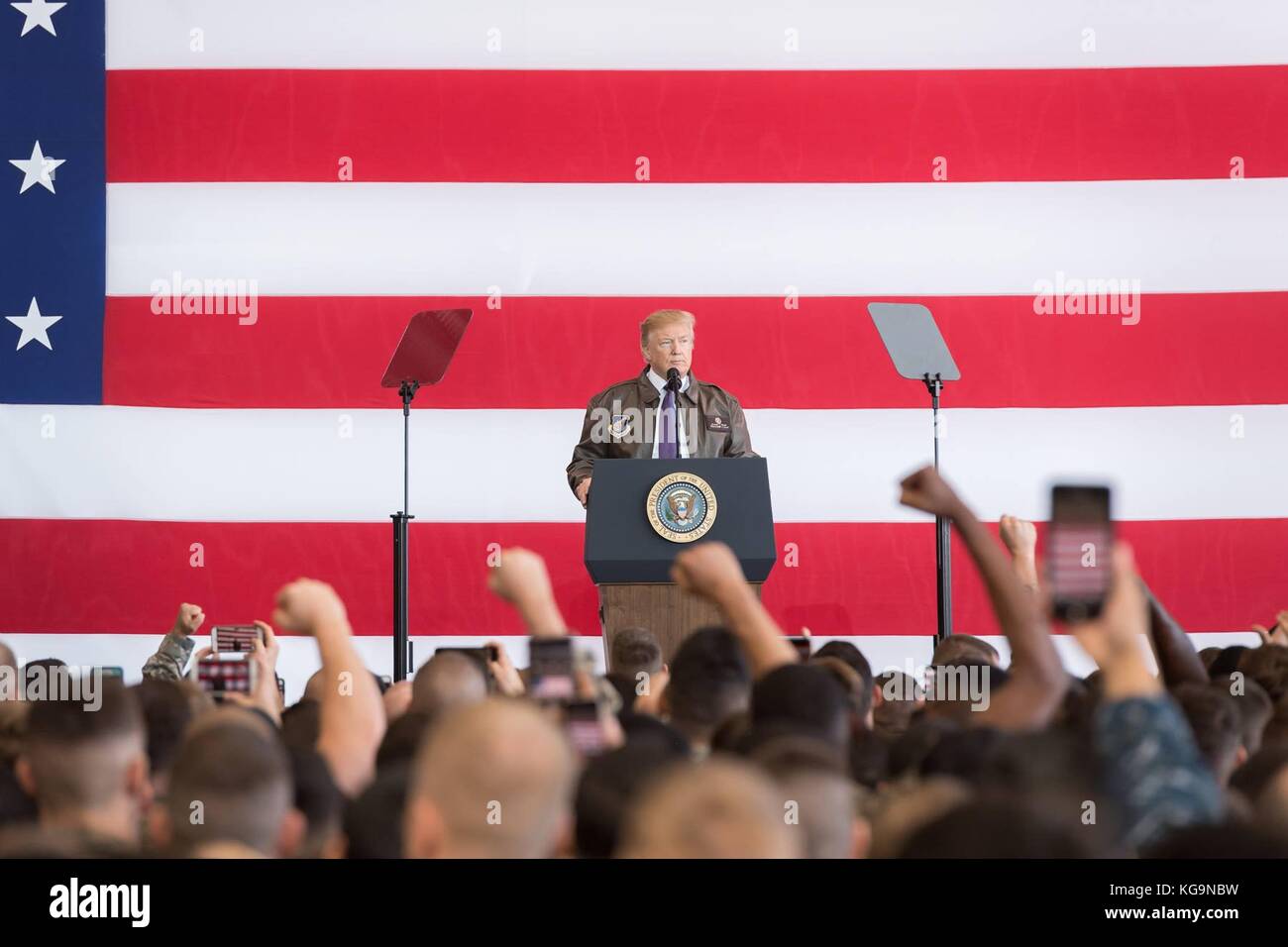 Fussa, Giappone. 05 nov, 2017. u.s presidente Donald Trump indirizzi di membri di servizio durante una truppa di parlare a yokota air base Novembre 5, 2017 in fussa, Giappone. trump è il primo stop di un 13-giorno oscillare attraverso asia. Credito: planetpix/alamy live news Foto Stock