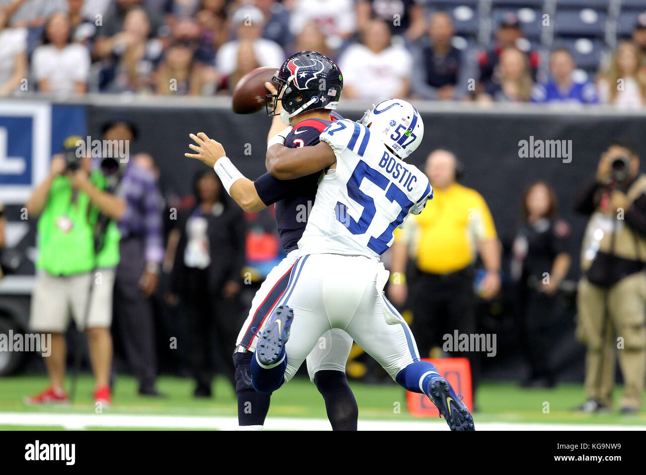 Houston, Texas, Stati Uniti d'America. 5 Novembre, 2017. Indianapolis Colts all'interno linebacker Jon Bostic (57) tenta di sacco Houston Texans quarterback Tom Savage (3) durante il primo trimestre di NFL stagione regolare il gioco tra la Houston Texans e Indianapolis Colts a NRG Stadium di Houston, TX il 5 novembre 2017. Credito: Erik Williams/ZUMA filo/Alamy Live News Foto Stock