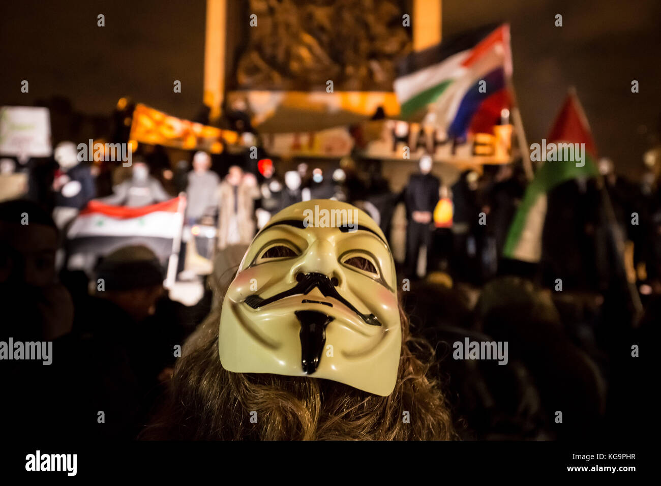 Londra, Regno Unito. 5 Novembre, 2017. A poche centinaia di governo anti-manifestanti e altri attivisti raccogliere in Trafalgar Square su Guy Fawkes notte per l'annuale "Maschera illion Marzo" in segno di protesta contro il governo di corruzione e altre questioni politiche. Indossare maschere, il mese di marzo ha iniziato a Trafalgar Square prima di passare vicino a Downing Street e sul verso Westminster's gli edifici del Parlamento europeo con alcuni manifestanti si scontrano con il Metropolita poliziotti in tenuta da sommossa. © Guy Corbishley/Alamy Live News Foto Stock