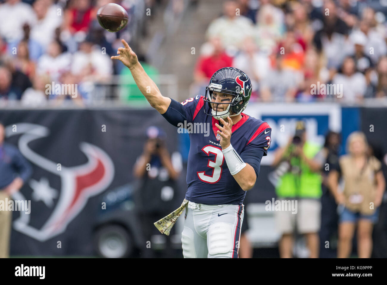 Houston, TX, Stati Uniti d'America. 5 Novembre, 2017. Houston Texans quarterback Tom Savage (3) passa nel corso del primo trimestre di NFL di una partita di calcio tra la Houston Texans e Indianapolis Colts a NRG Stadium di Houston, TX. Trask Smith/CSM/Alamy Live News Foto Stock