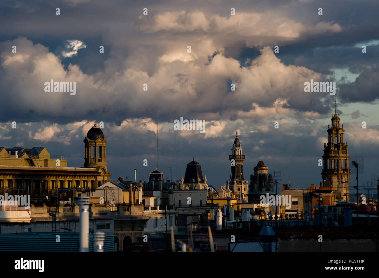 Barcellona, Spagna. 05 nov, 2017. i tetti e le cupole sono viste sulla città vecchia di Barcellona dopo una notte di tempesta e la pioggia ha dato il via ad un giorno più soleggiato con un leggero calo delle temperature più tipico della stagione autunnale. Credito: jordi boixareu/alamy live news Foto Stock