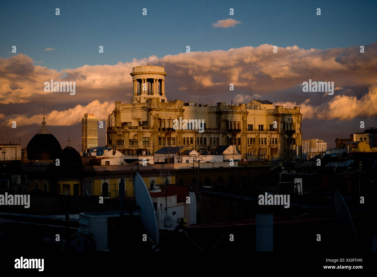Barcellona, Spagna. 05 nov, 2017. i raccordi edificio (edifici dels sindicats) emerge tra i tetti sulle città vecchia di Barcellona. Dopo una notte di tempesta la pioggia ha dato il via ad un giorno più soleggiato con un leggero calo delle temperature più tipico della stagione autunnale. Credito: jordi boixareu/alamy live news Foto Stock
