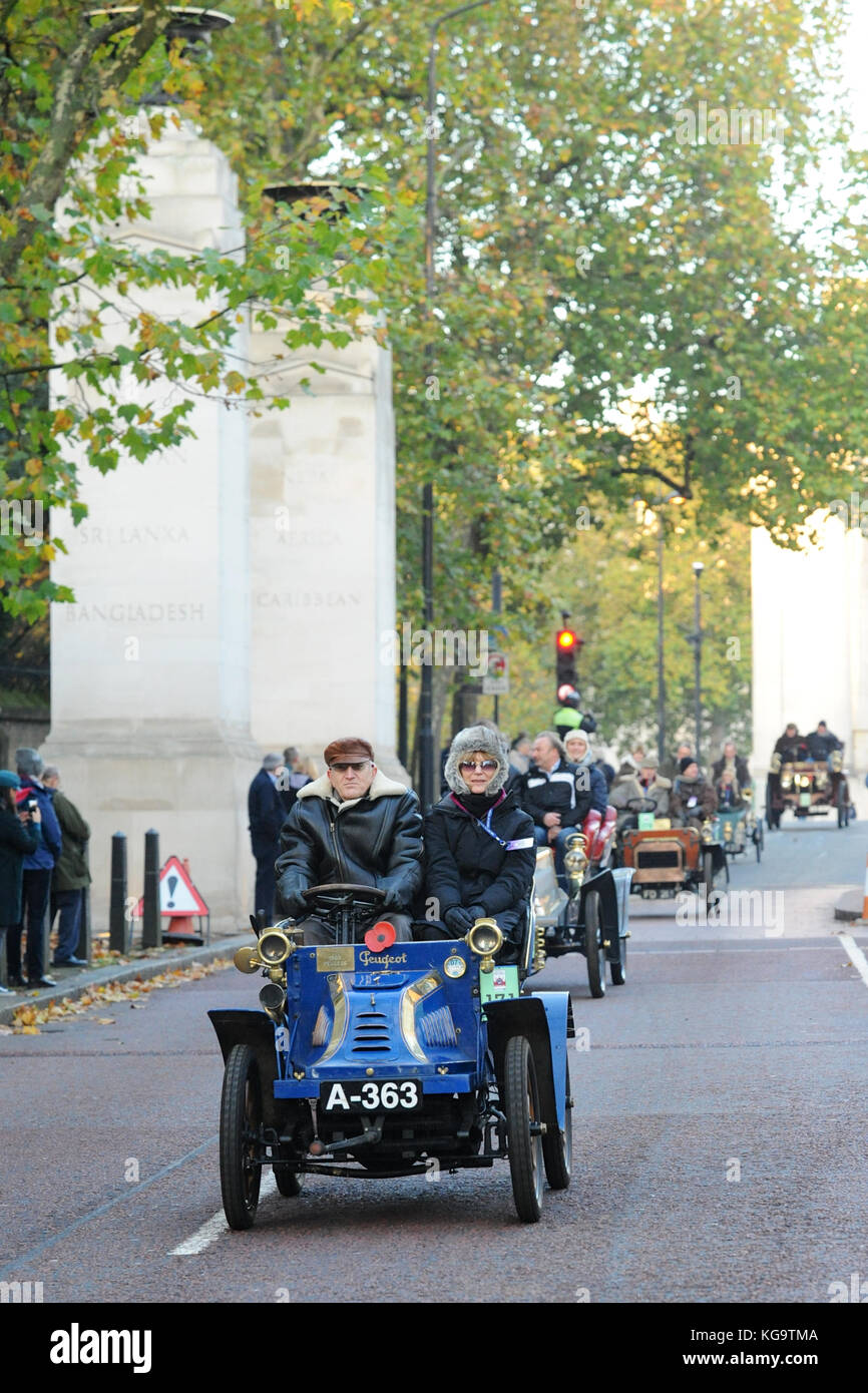 Londra, Regno Unito. 5 Novembre, 2017. Un 1903 Peugeot biposto (proprietario: Dr Ken macellaio) guidando attraverso il memoriale del Commonwealth di cancelli, Londra centrale, durante l annuale Bonhams Londra a Brighton Veteran Car Run. 454 pre-1905 fabbricati veicoli hanno preso parte a questo anno di esecuzione che avviene ogni prima domenica del mese di novembre e commemora l'Emancipazione originale esecuzione del 14 novembre 1896. Credito: Michael Preston/Alamy Live News Foto Stock