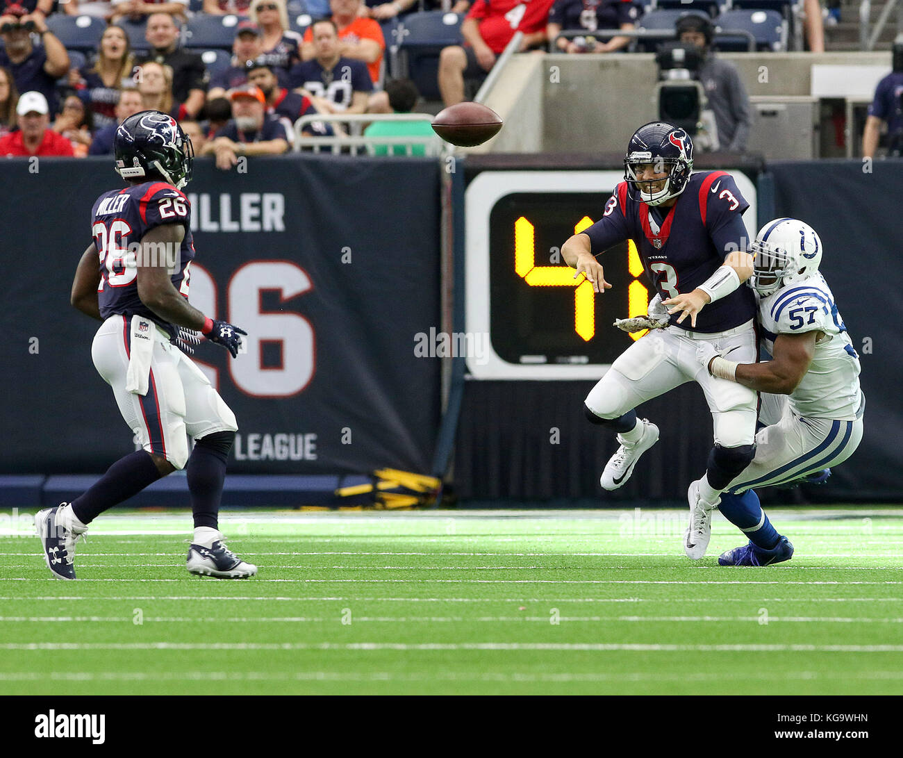 Houston, TX, Stati Uniti d'America. 5 Novembre, 2017. Houston Texans quarterback Tom Savage (3) lancia la palla al running back Lamar Miller (26) mentre viene preso in giù da Indianapolis Colts all'interno linebacker Jon Bostic (57) nel quarto trimestre durante il gioco di NFL tra gli Indianapolis Colts e Houston Texans al NRG Stadium di Houston, TX. John Glaser/CSM/Alamy Live News Foto Stock