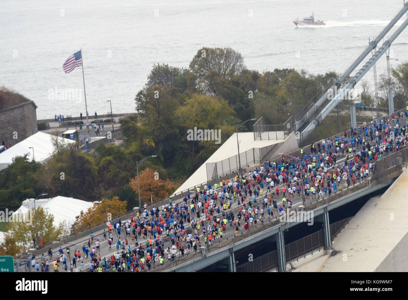 I corridori attraversano il verrazano-Narrows Bridge all'inizio dell'annuale alla maratona di New York come una guardia costiera motovedetta fornisce la sicurezza dall'acqua il 5 novembre 2017 nell'isola di Staten. Foto Stock