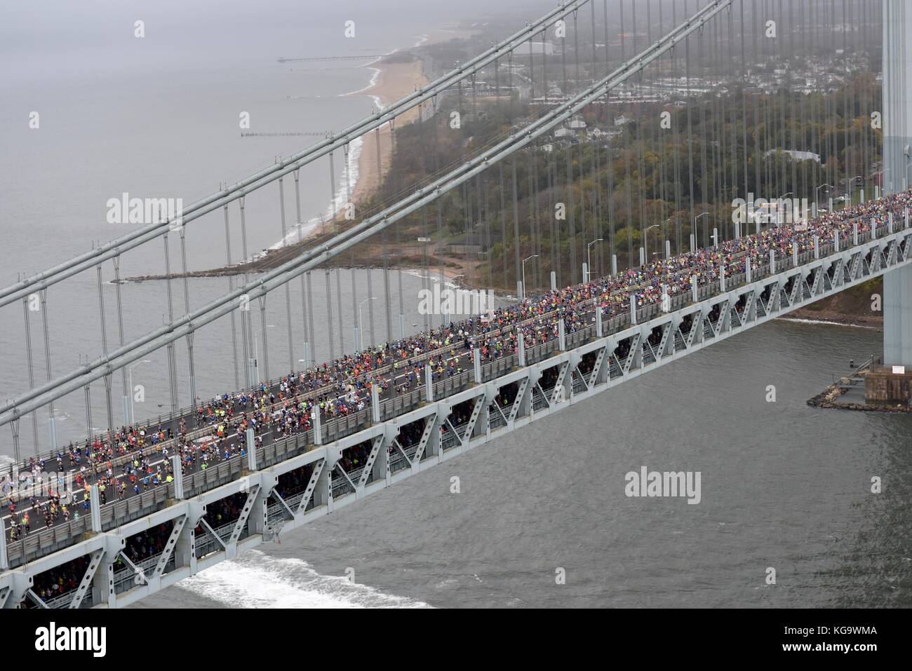 I corridori attraversano il Verrazano-Narrows Bridge all'inizio della maratona annuale di New York City, 5 novembre 2017, a Staten Island. Foto Stock