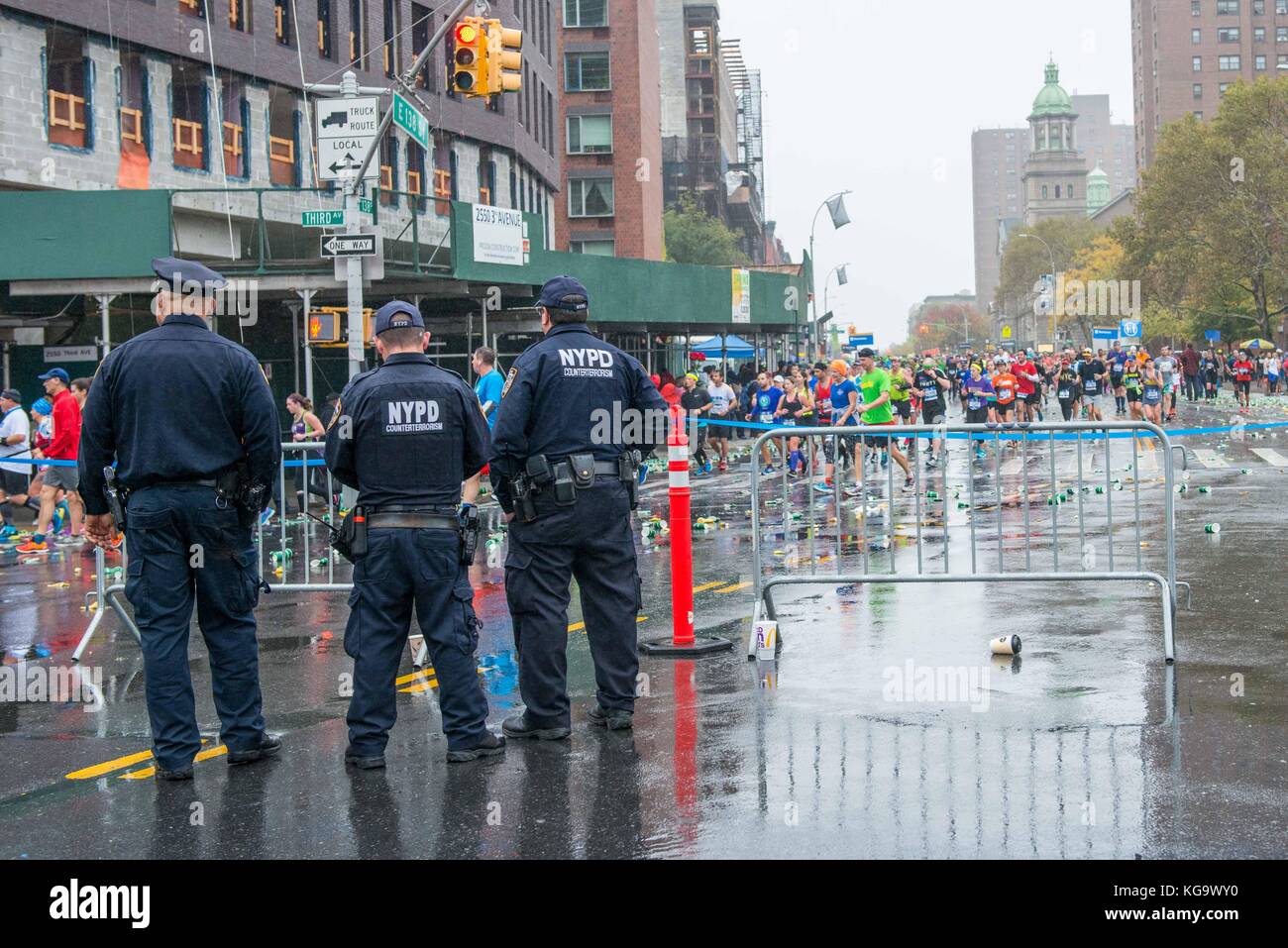 New york, Stati Uniti d'America. 5 novembre, 2017. tre funzionari di polizia guardia il percorso per proteggere i corridori nella maratona di New York il 5 novembre del 2017 vicino al 20 mile marker nel Bronx, NY credit: brigette supernova/alamy live news Foto Stock