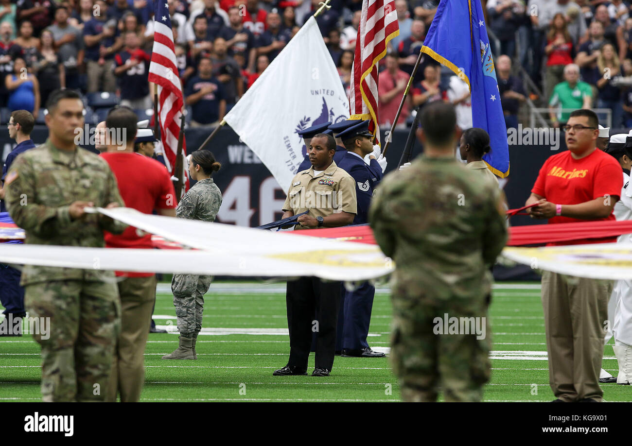 Houston, TX, Stati Uniti d'America. 5 Novembre, 2017. Un servizio militare stati tiene la bandiera durante il gioco di NFL tra gli Indianapolis Colts e Houston Texans al NRG Stadium di Houston, TX. John Glaser/CSM/Alamy Live News Foto Stock