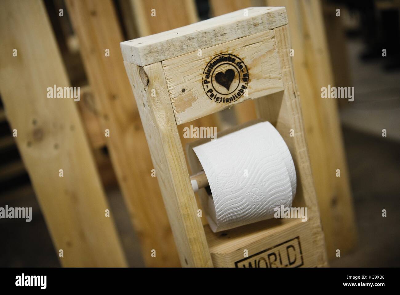 Grub am Forst, Germania. 23 Ott, 2017. un porta-carta igienica da pallet in  legno è quello di essere visto presso il laboratorio del pallet di legno  società palettenliebe' (lit. pallet amore) in