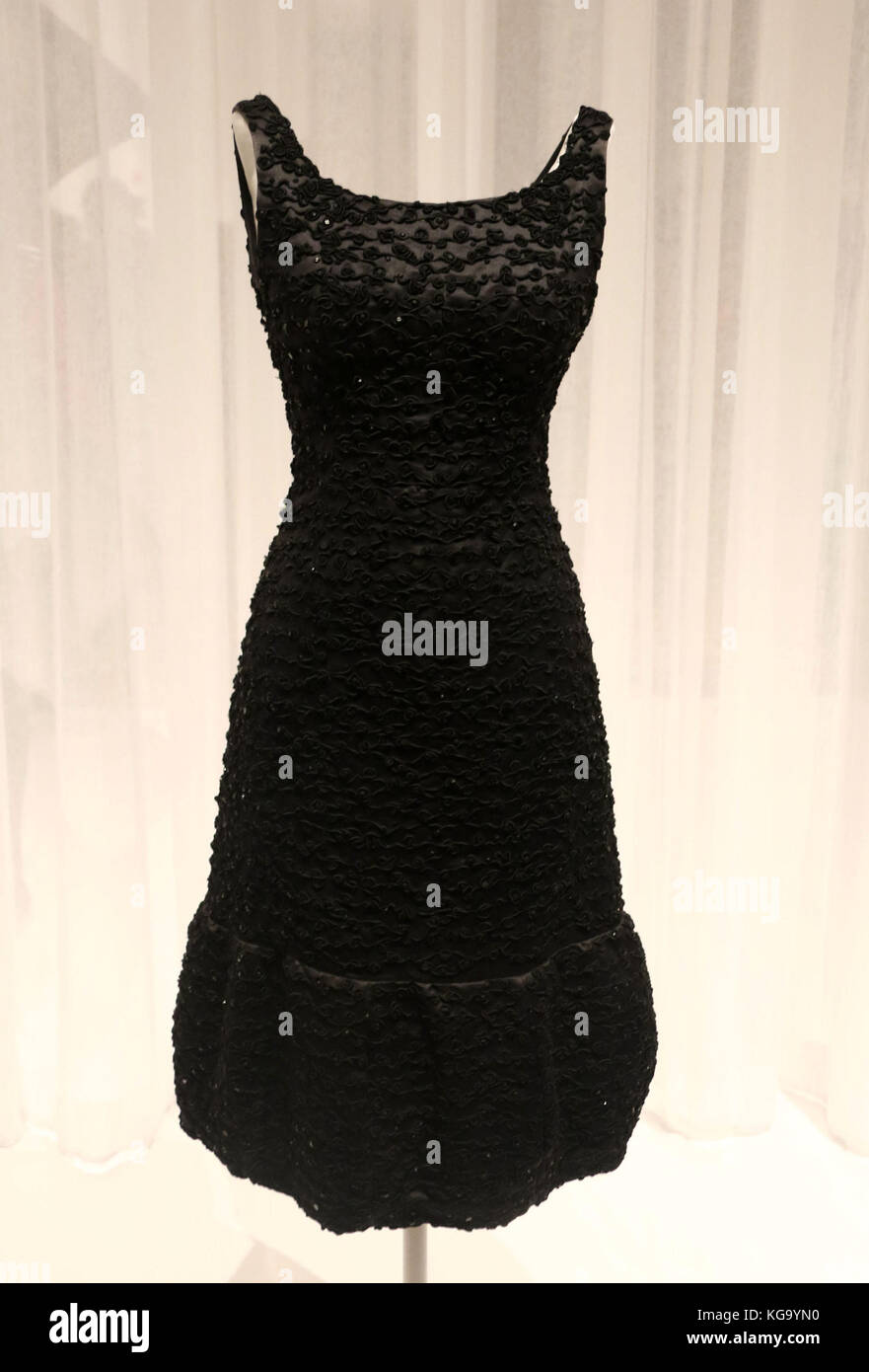 New York, New York, Stati Uniti. 4 novembre 2017. Abito da sera in raso Hubert de Givenchy in vista come parte della mostra "articoli: È la moda moderna?" Si tiene al Museum of Modern Art fino al 28 gennaio 2018. Questa è la prima mostra di moda vista al MoMA dal 1944, come parte di un tentativo di competere con il Metropolitan Museum of Art's Costume Institute. Crediti: Nancy Kaszerman/ZUMA Wire/Alamy Live News Foto Stock