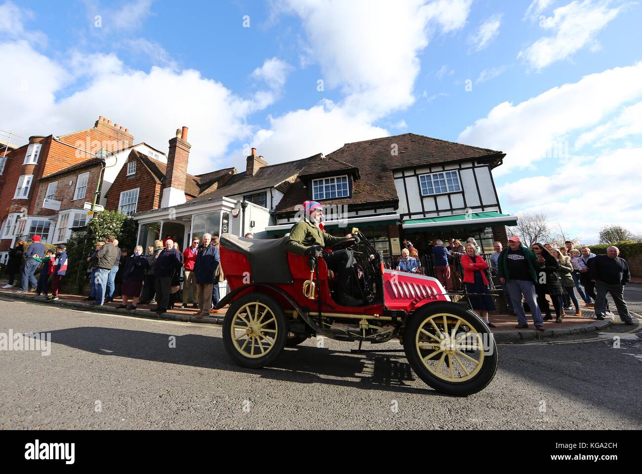 Unità concorrenti attraverso Cuckfield durante la Londra a Brighton Veteran Car Run. 05 Nov 2017 Foto Stock