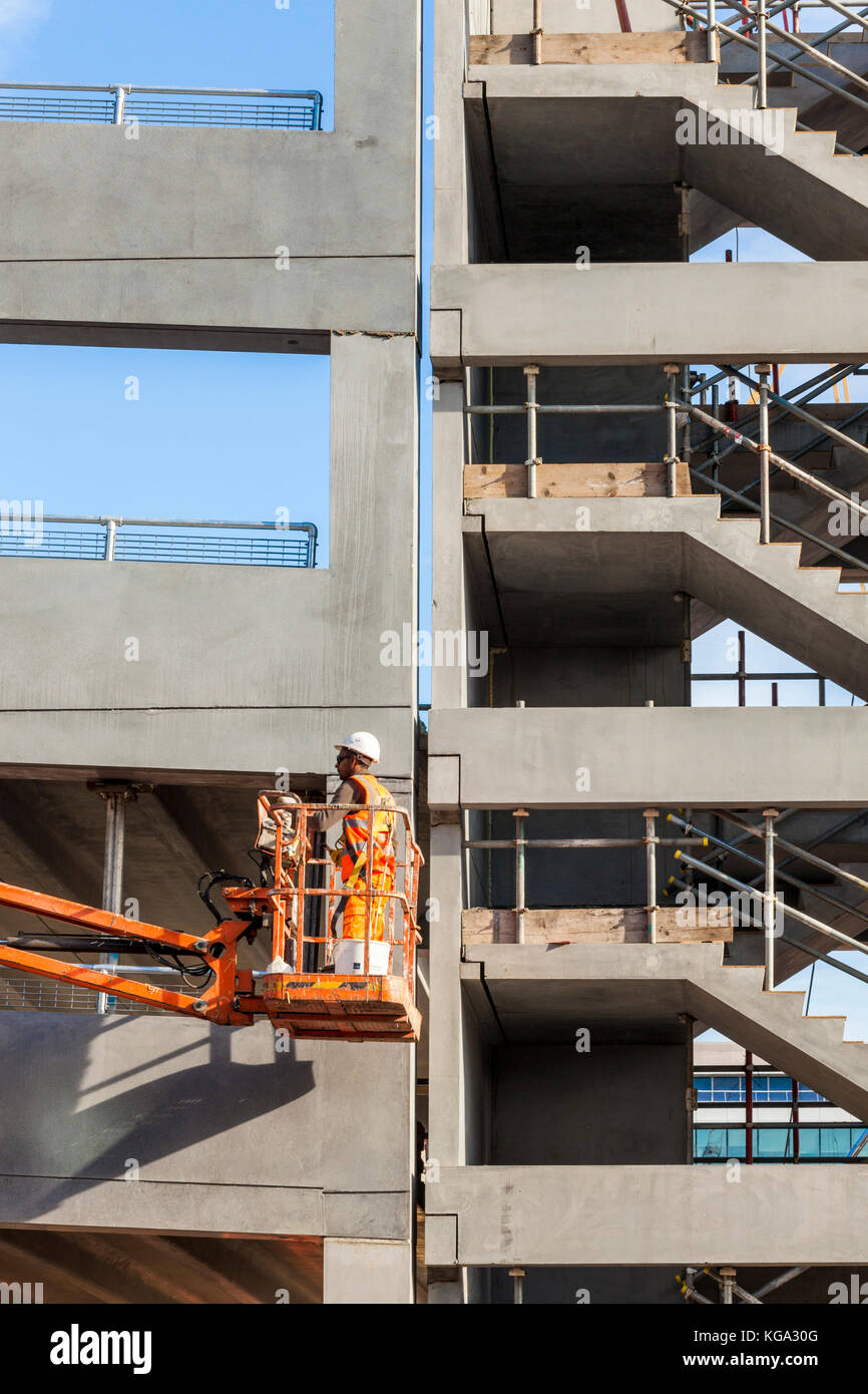 Workman su un cantiere con la costruzione di un nuovo parcheggio multipiano, Nottingham, Inghilterra, Regno Unito Foto Stock