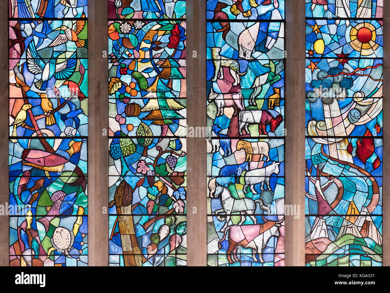 Le finestre di vetro macchiate con gli animali e le colture in Royal Agricultural Cappella Universitaria, CIRENCESTER, GLOUCESTERSHIRE, England, Regno Unito Foto Stock