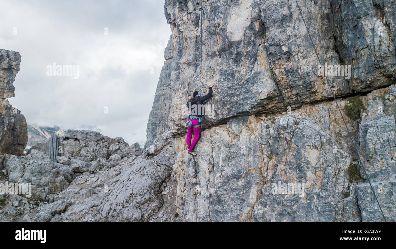 Femmina di rocciatore sulle Cinque Torri a Cortina d'Ampezzo, Dolomiti, Italia. Foto Stock