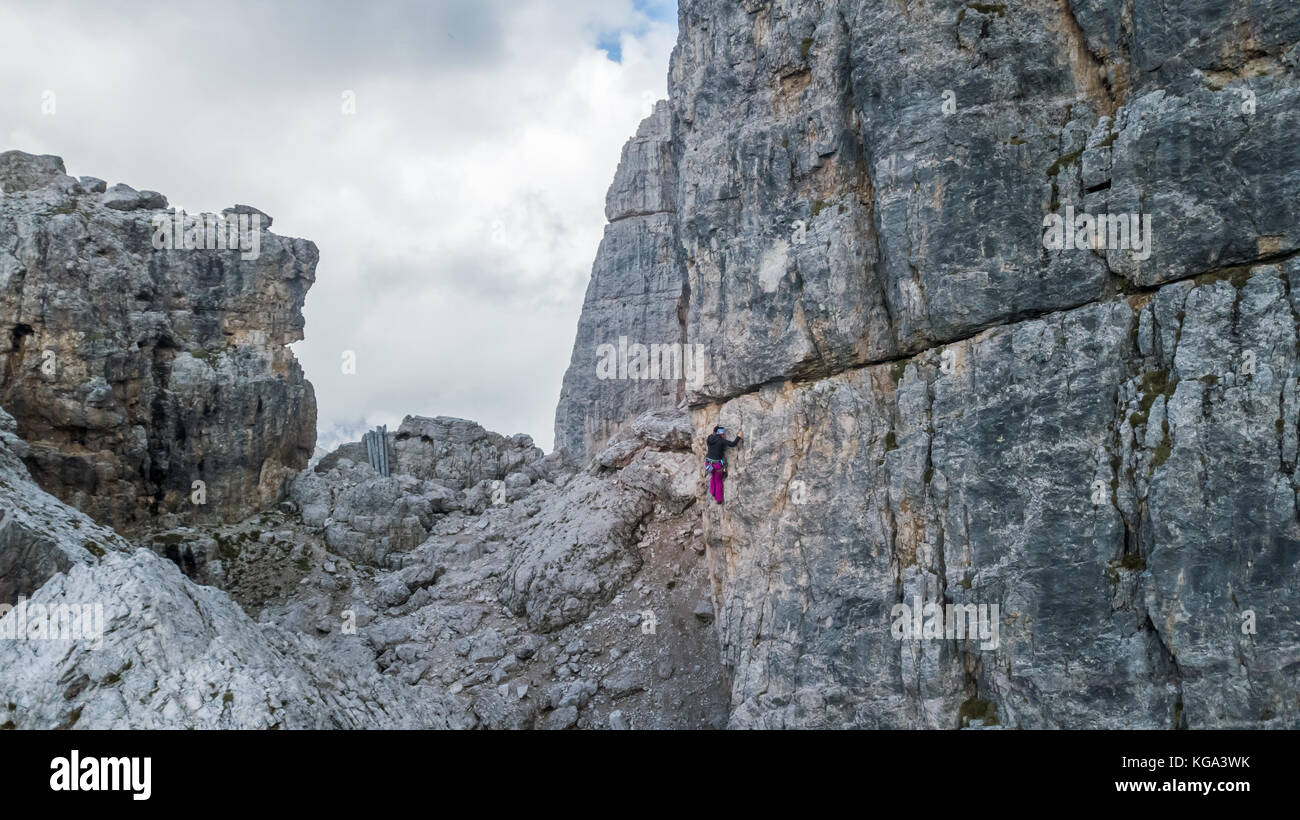Femmina di rocciatore sulle Cinque Torri a Cortina d'Ampezzo, Dolomiti, Italia. Foto Stock