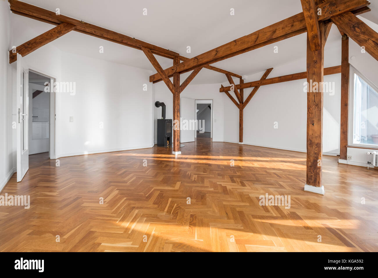 Vuoto loft camera con camino e travi in legno - Foto Stock