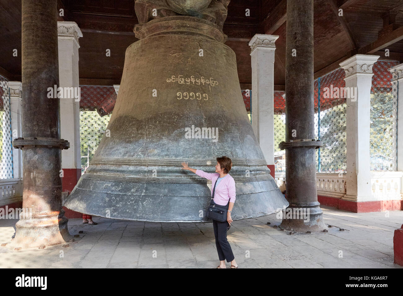 I turisti nella parte anteriore della campana Mingun in Mingun, Sagaing Regione, Myanmar (Birmania) Foto Stock