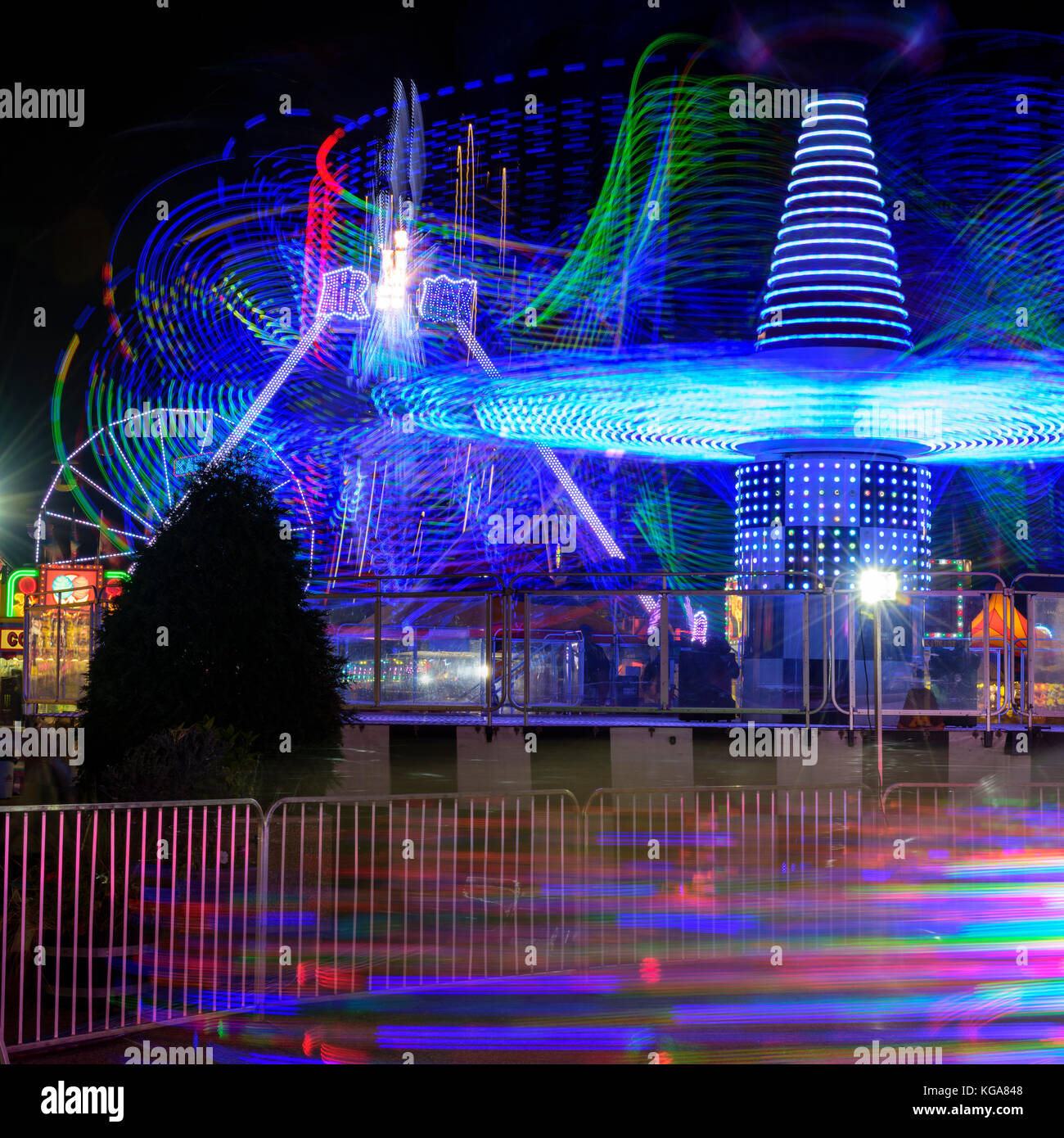 Sentieri di luce da un divertimento ride su midway presso la Minnesota State Fair. Foto Stock