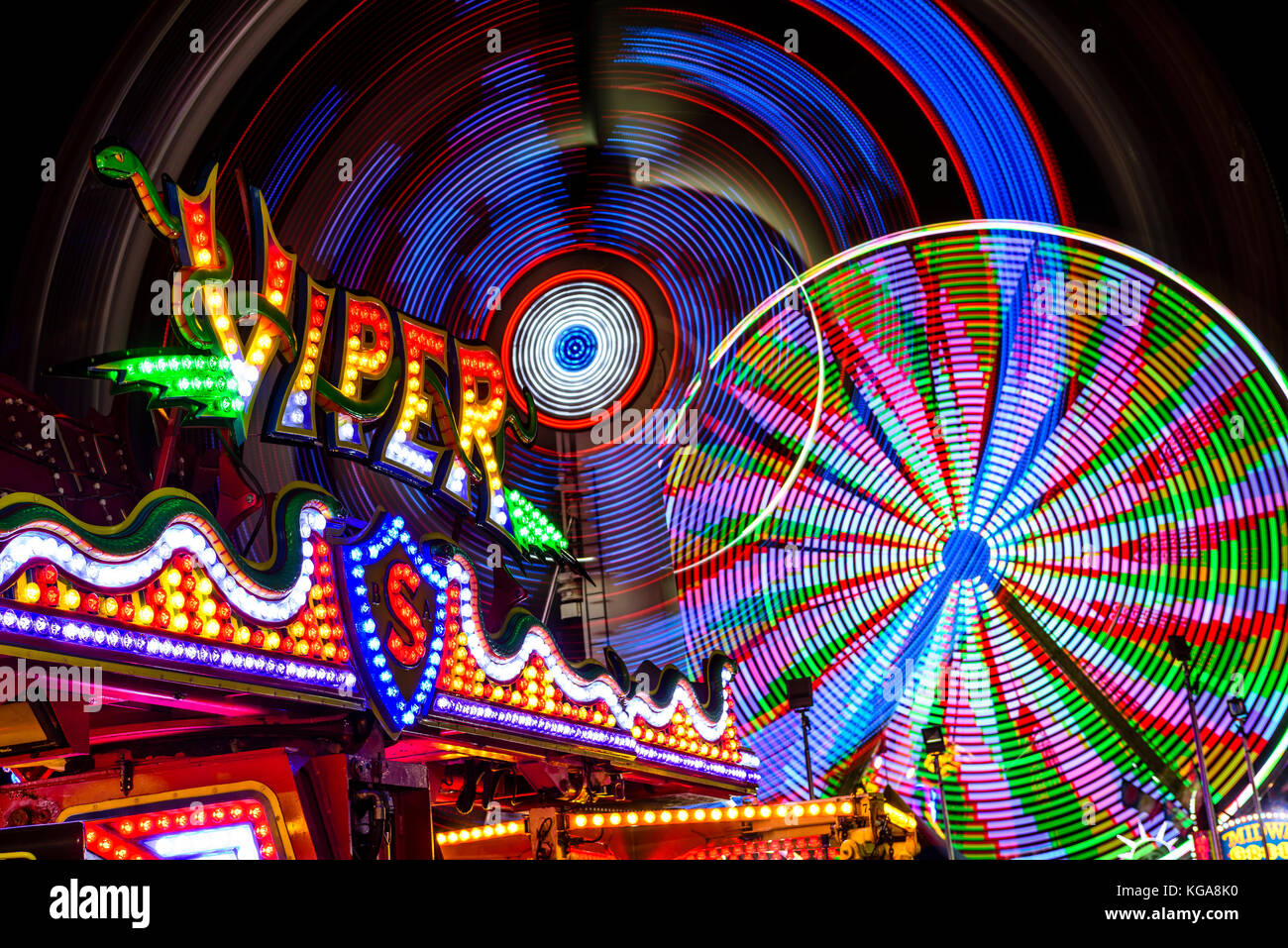 Sentieri di luce da un divertimento ride su midway presso la Minnesota State Fair. Foto Stock