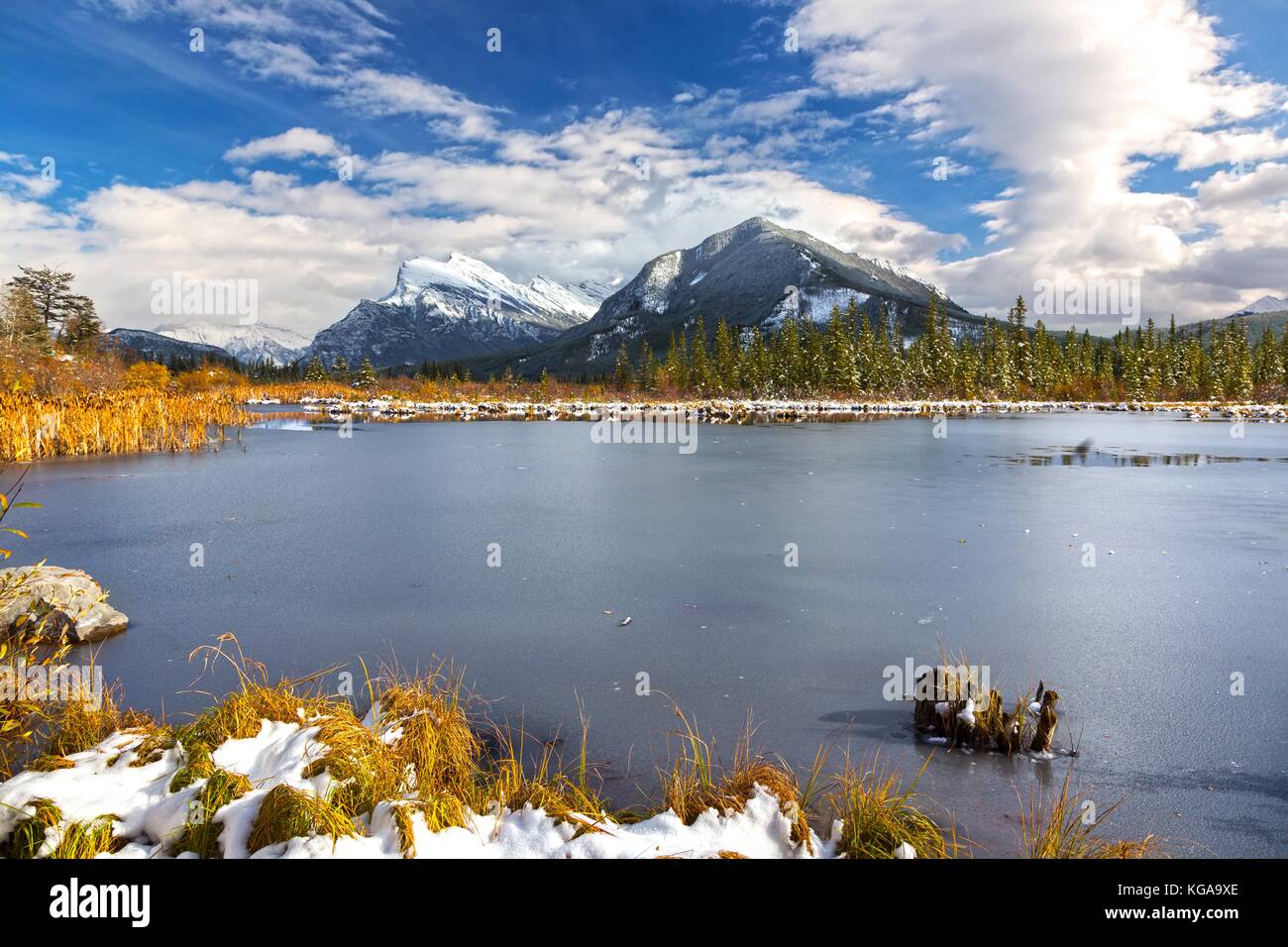 Vermilion Lakes Scenic Landscape Panorama autunnale e montagna lontana innevata Top in Banff National Park Canadian Rocky Mountains Foto Stock