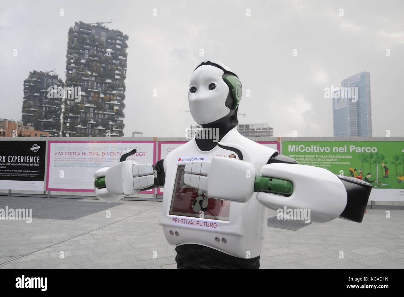 Milano (Italia), novembre 2017; per un paio di giorni il robot interattivo reem ha spostato in vari luoghi della città per promuovere un evento organizzato dalla associazione di consumatori Altroconsumo dedicato alle nuove tecnologie e all'innovazione. reem è realizzato da pal robotics a Barcellona, una società specializzata nella produzione di robot umanoidi, ed è in grado di muoversi autonomamente in ambienti affollati e comunicare con le persone. Foto Stock
