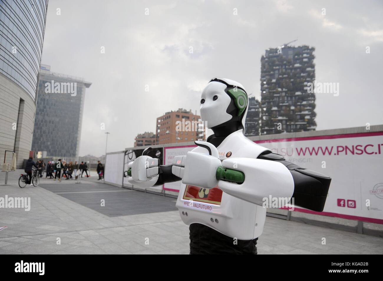 Milano (Italia), novembre 2017; per un paio di giorni il robot interattivo reem ha spostato in vari luoghi della città per promuovere un evento organizzato dalla associazione di consumatori Altroconsumo dedicato alle nuove tecnologie e all'innovazione. reem è realizzato da pal robotics a Barcellona, una società specializzata nella produzione di robot umanoidi, ed è in grado di muoversi autonomamente in ambienti affollati e comunicare con le persone. Foto Stock
