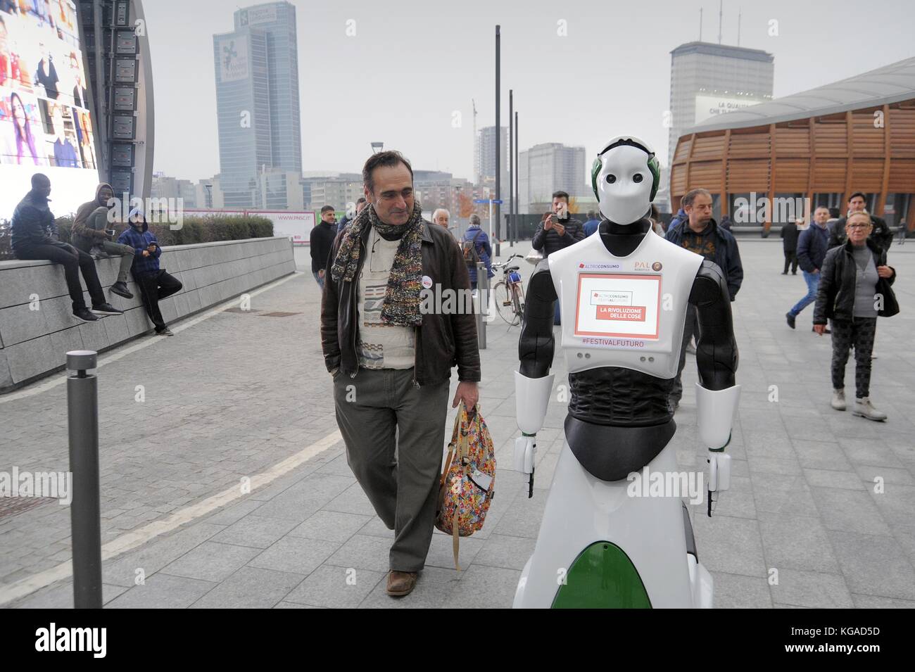 Milano (Italia), novembre 2017; per un paio di giorni il robot interattivo reem ha spostato in vari luoghi della città per promuovere un evento organizzato dalla associazione di consumatori Altroconsumo dedicato alle nuove tecnologie e all'innovazione. reem è realizzato da pal robotics a Barcellona, una società specializzata nella produzione di robot umanoidi, ed è in grado di muoversi autonomamente in ambienti affollati e comunicare con le persone. Foto Stock