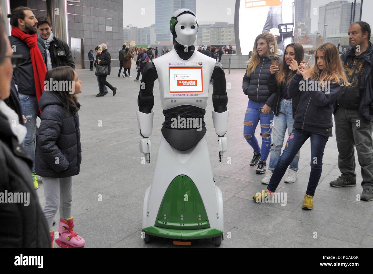 Milano (Italia), novembre 2017; per un paio di giorni il robot interattivo reem ha spostato in vari luoghi della città per promuovere un evento organizzato dalla associazione di consumatori Altroconsumo dedicato alle nuove tecnologie e all'innovazione. reem è realizzato da pal robotics a Barcellona, una società specializzata nella produzione di robot umanoidi, ed è in grado di muoversi autonomamente in ambienti affollati e comunicare con le persone. Foto Stock