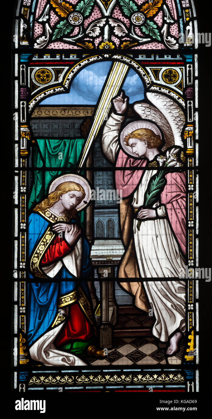 L'Annunciazione di Maria in vetro colorato, la chiesa di Santa Maria, Bucknell, Shropshire, Inghilterra, Regno Unito Foto Stock