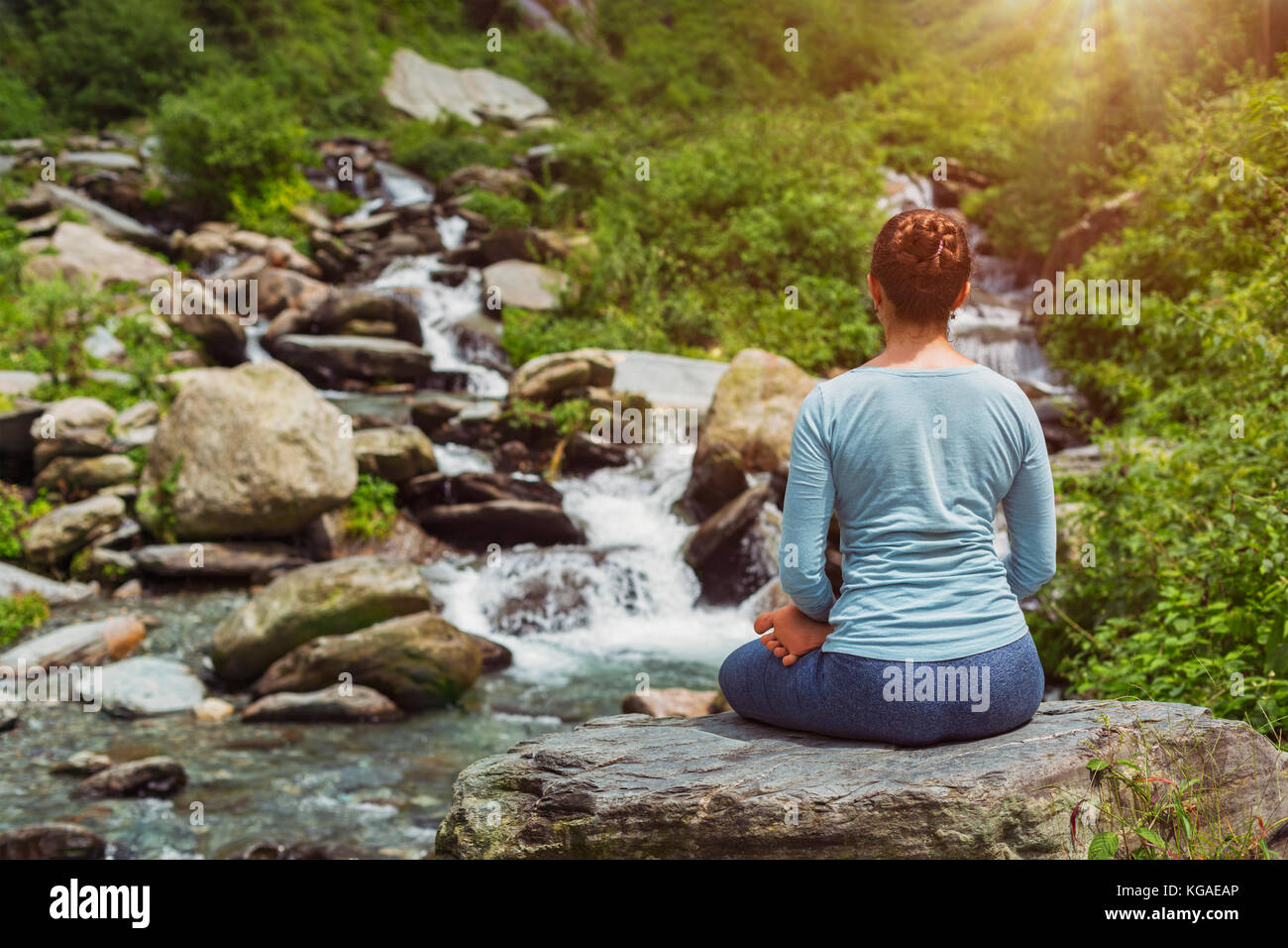 Lo Yoga all'aperto - Padmasana asana lotus pongono Foto Stock