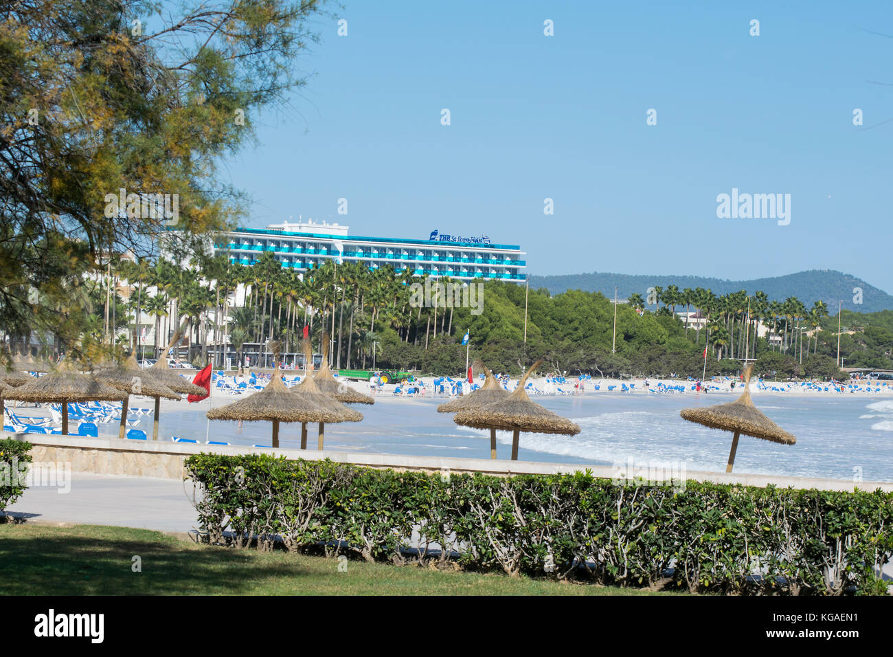 Scena di spiaggia con alberghi e ombrelloni, Mallorca, Spagna Foto Stock