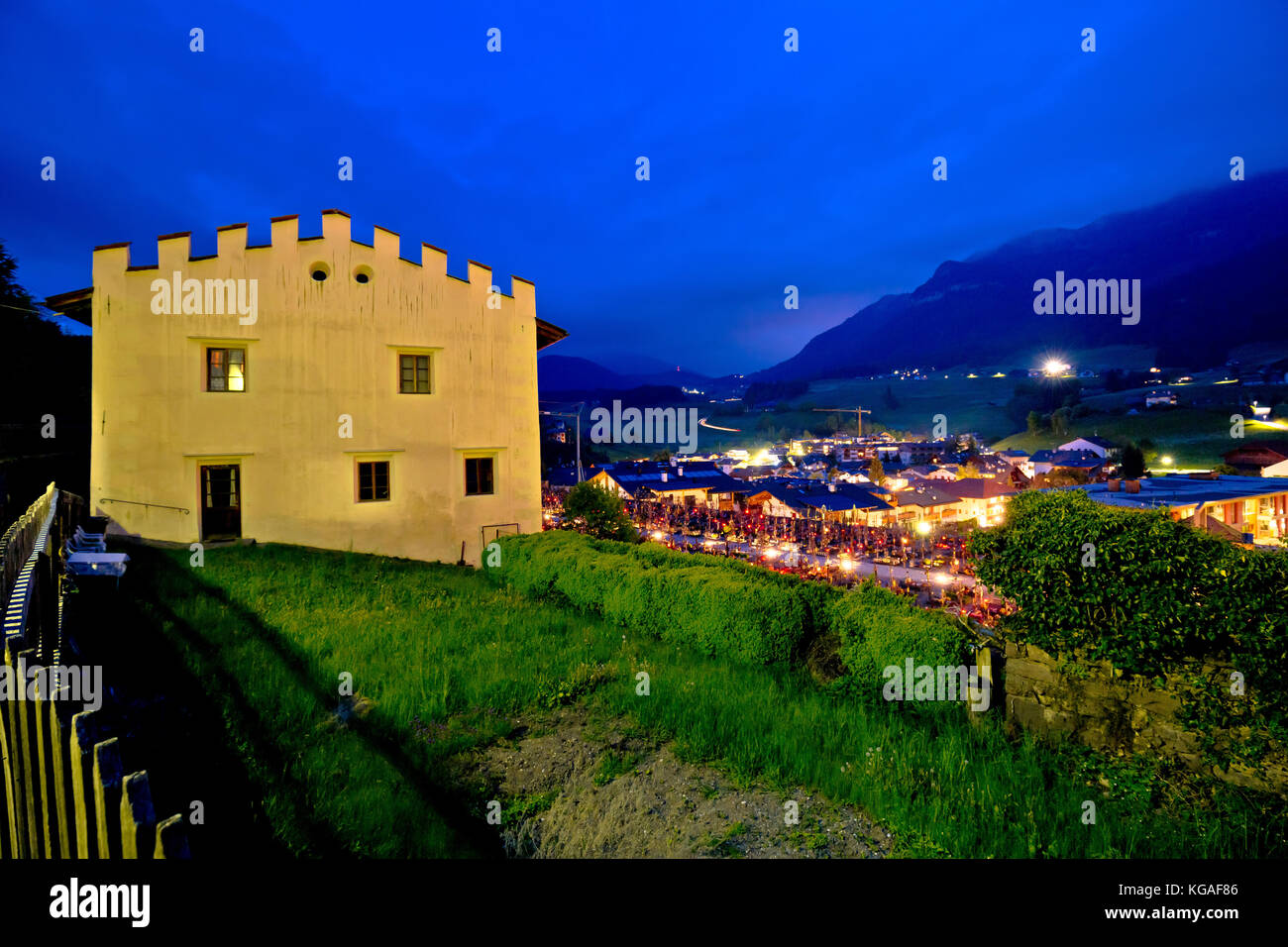 Comune di Castelrotto vista serale, Alto Adige alpi regione d'Italia. Foto Stock