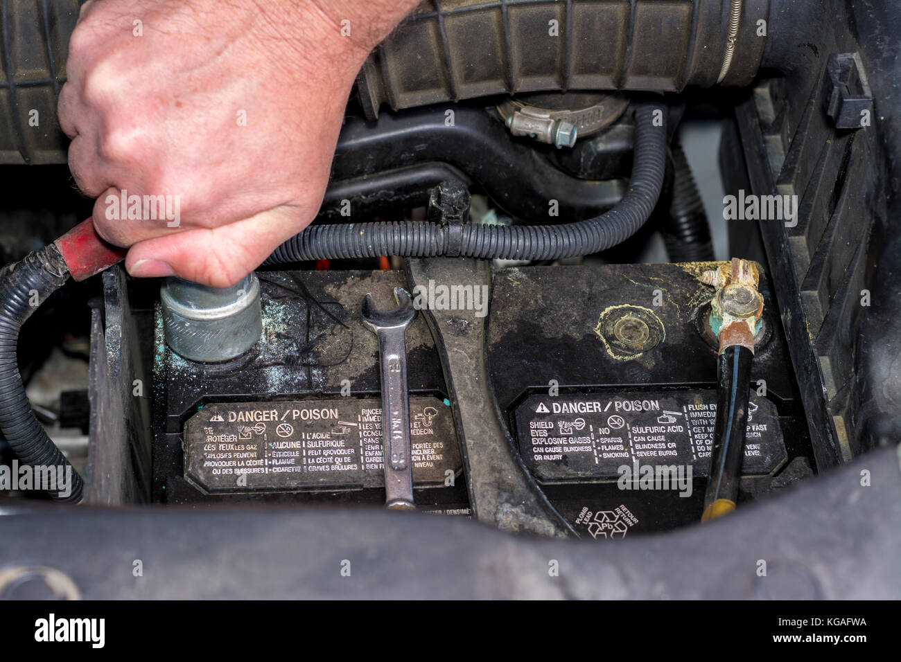 La manutenzione è preformato su una batteria auto per pulire i morsetti Foto Stock