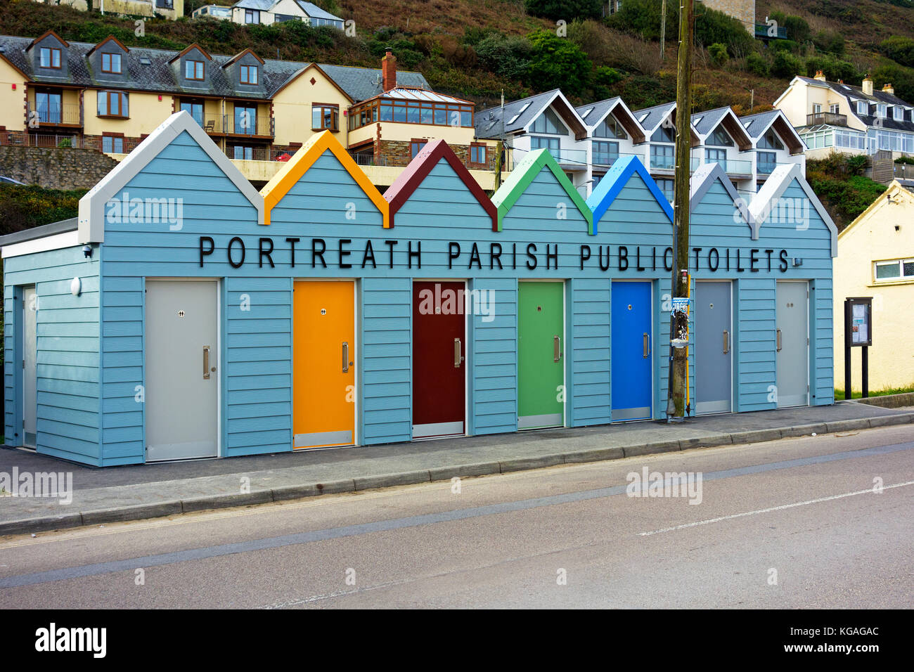 Nuovi servizi igienici pubblici nella città balneare di portreath, Cornwall, Inghilterra, Regno Unito. Foto Stock