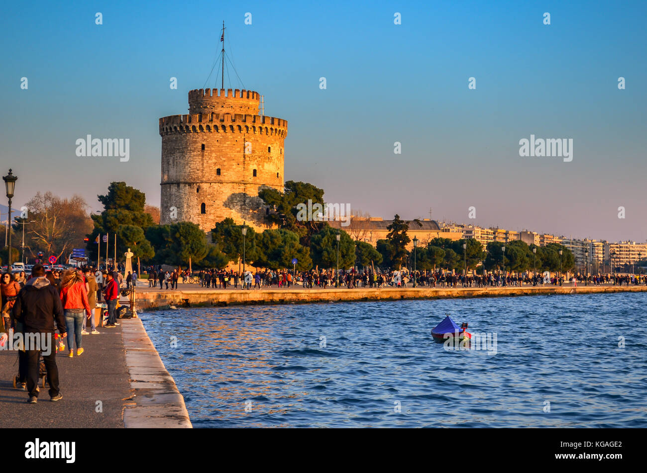Torre Bianca il simbolo di Salonicco-Nikis Avenue molto affollato. Foto Stock