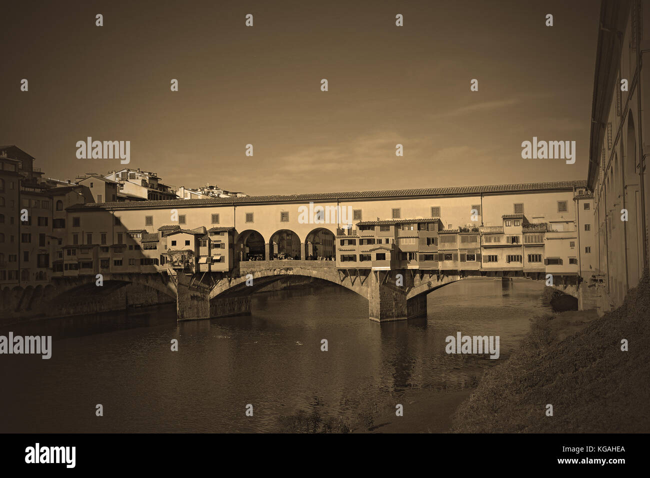 Vintage vignettato e vista su Ponte Vecchio a Firenze, Italia Foto Stock
