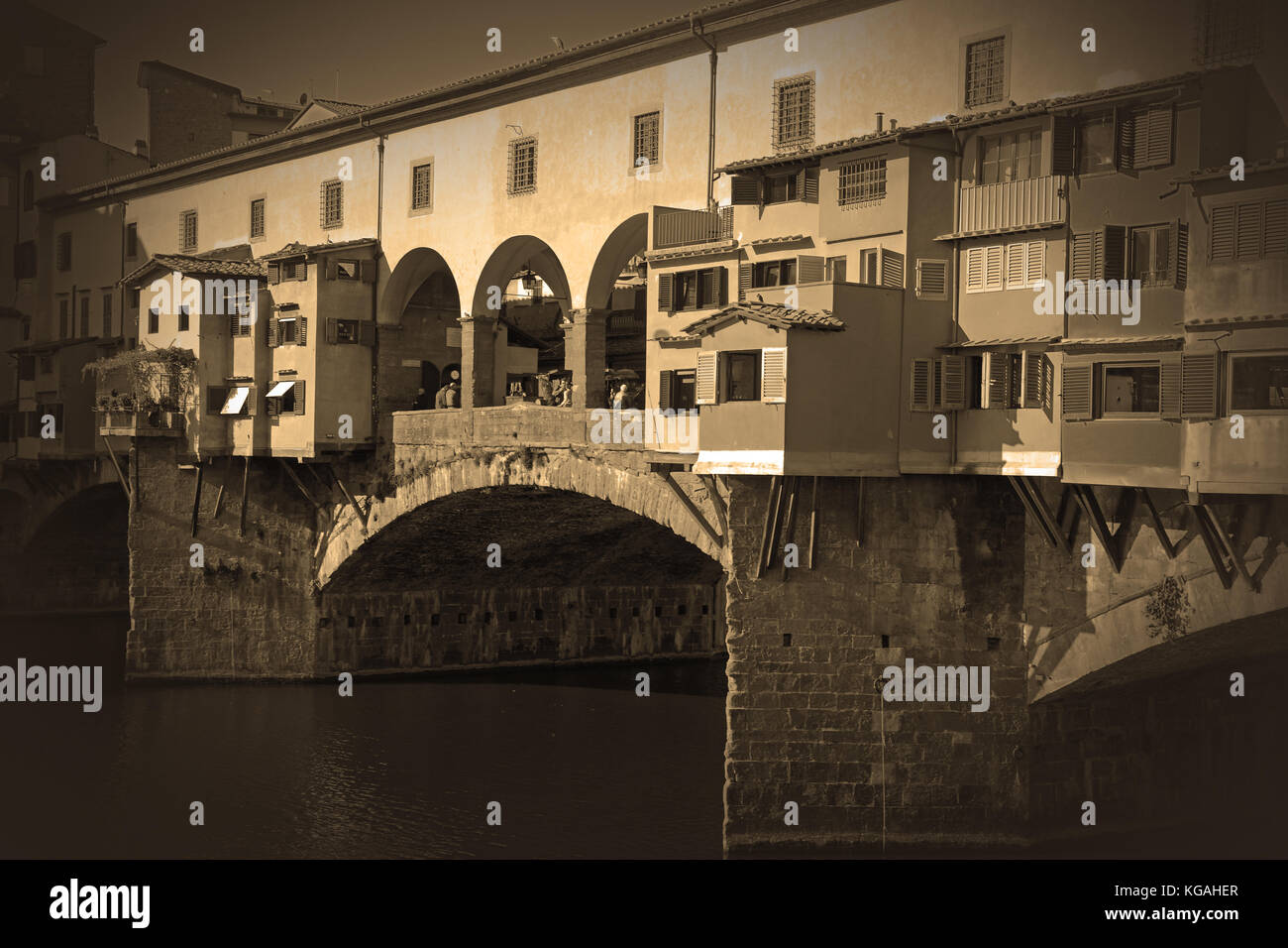 Vintage vignettato e vista su Ponte Vecchio a Firenze, Italia Foto Stock