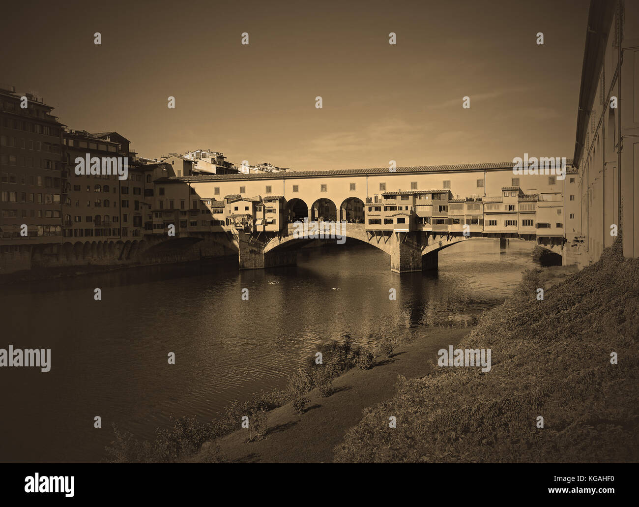 Vintage vignettato e vista su Ponte Vecchio a Firenze, Italia Foto Stock
