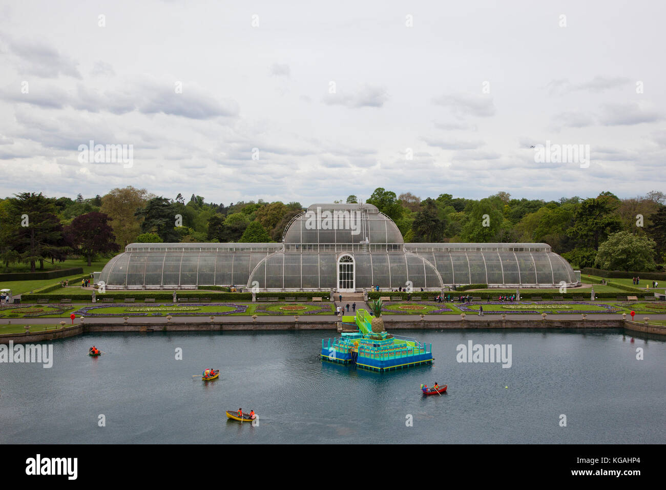 Nella foto: ad alto angolo di visione della casa delle palme stagno con il 'flottante isola di ananas'. I giardini di Kew lancia un festival estivo "incredibili' con un 'tutti frutti esperienza nautica' su palm house pond progettato da bompas & parr, un "bouncy patch di carota" e un "Alice nel paese delle meraviglie"-ispirato tea party in giardino di rose. Il festival si svolge dal 25 maggio al 3 novembre 2013, barca termina 1 settembre. Foto Stock