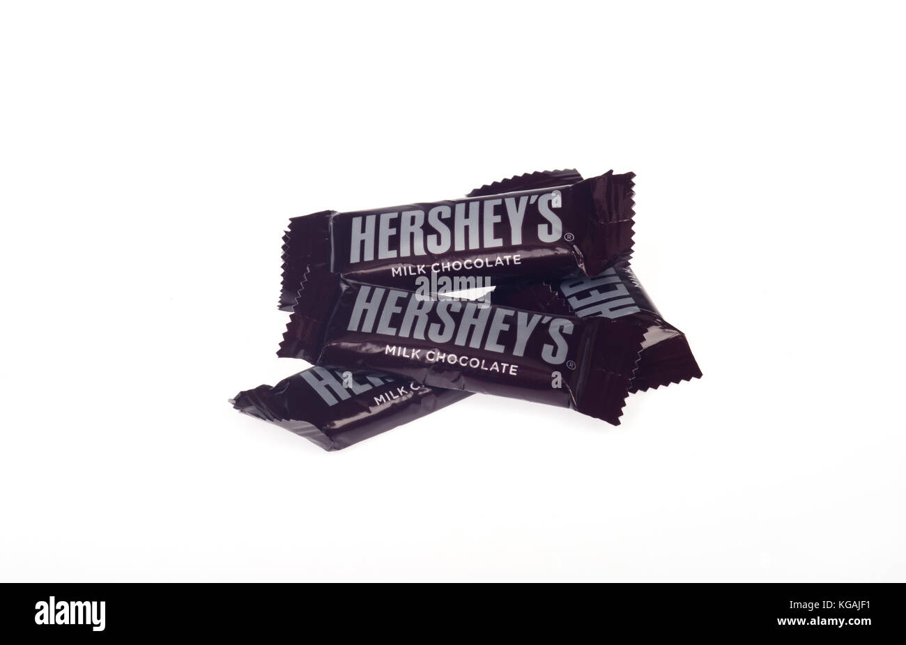 Hershey's cioccolato al latte bar candy in involucri isolati su sfondo bianco Foto Stock