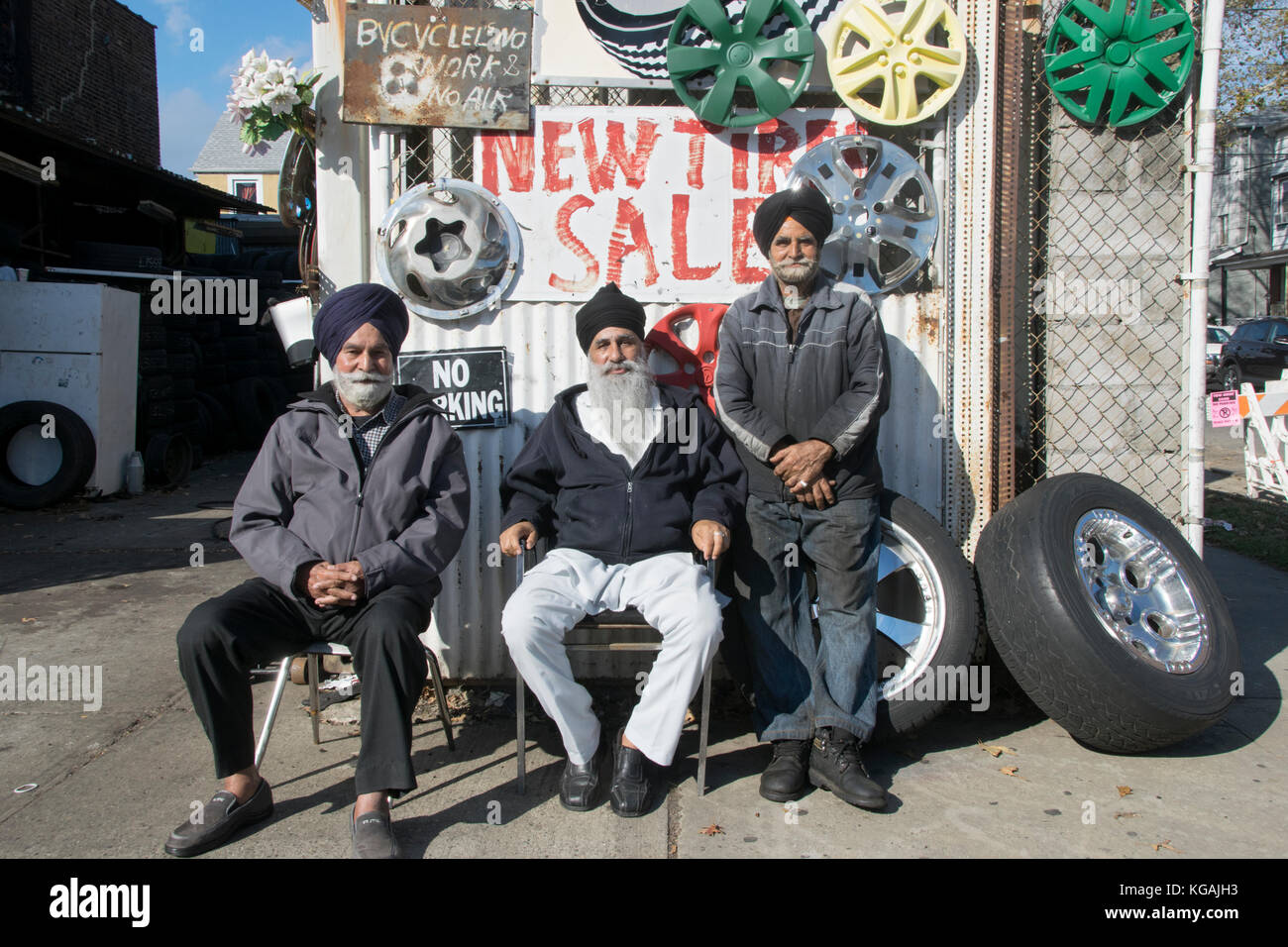 Un poste ritratto di 3 Sikh lavoratori indiani a NY A-1 pneumatico negozio su 101st Avenue in Richmond Hill, Queens, a New Ork City Foto Stock