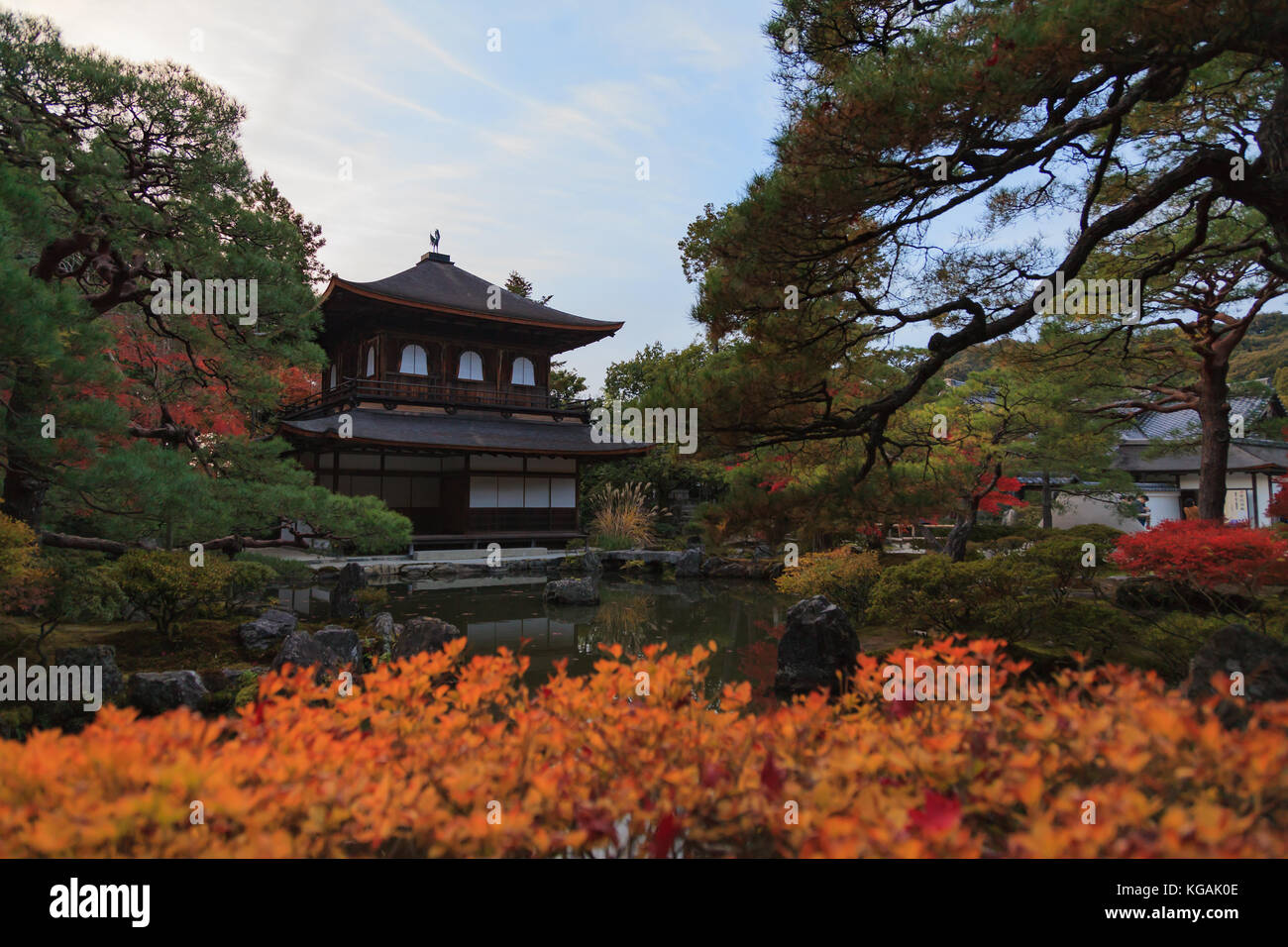 Ginkakuji temple e decorate giardino zen in autunno, Kyoto, Kansai, Giappone. Foto Stock