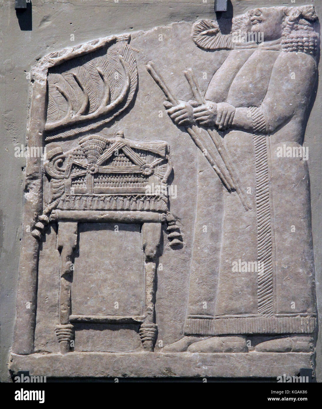 Ninive.alabastro di rilievo con due servi di fronte a una tavola.VII secolo A.C. Foto Stock