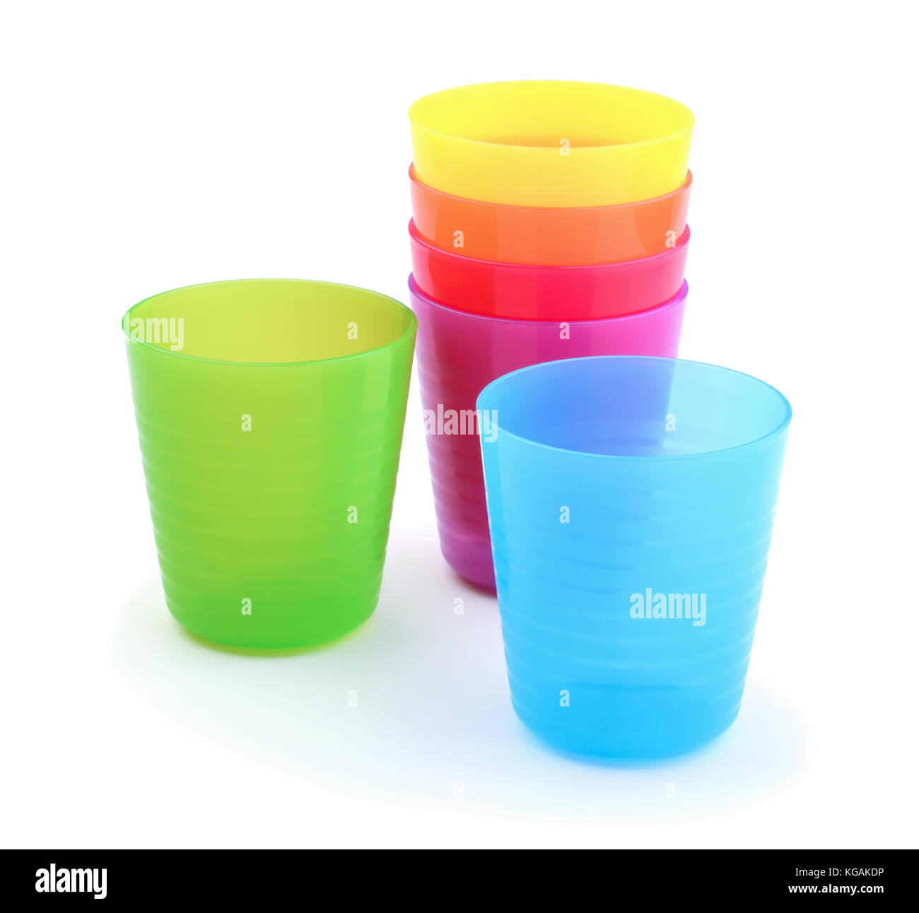 Colorati bicchieri in plastica isolato su sfondo bianco Foto stock