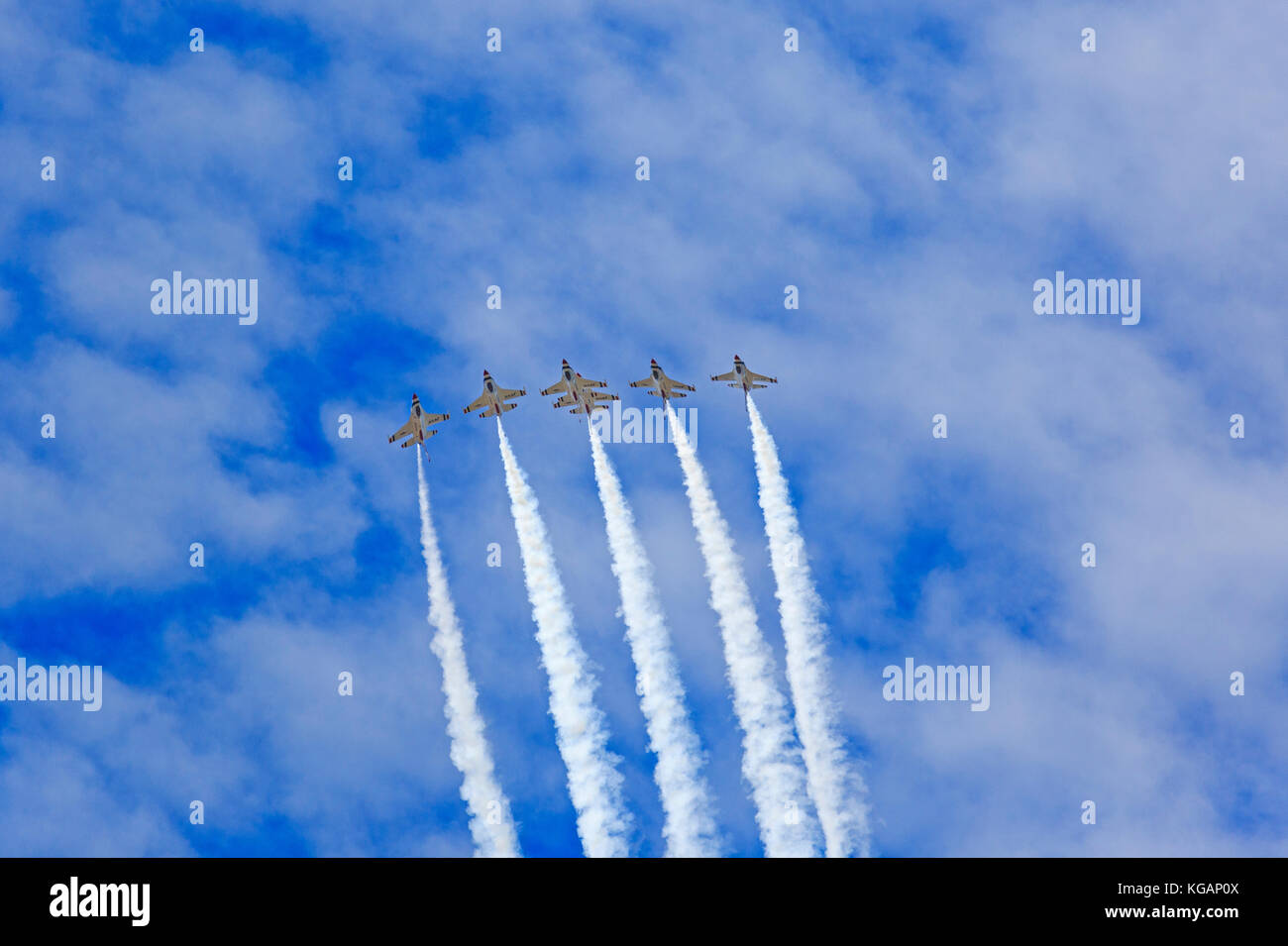 Tutti e sei gli Stati Uniti Air Force Thunderbirds eseguire la loro precisione acrobazia durante l' guerrieri su Wasatch' Air Show a Hill AFB, Utah, Stati Uniti d'America. Foto Stock